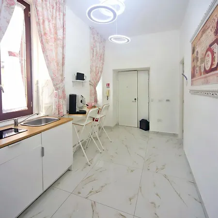 Raffy E Virgy - 10min From Station And The Center ナポリ